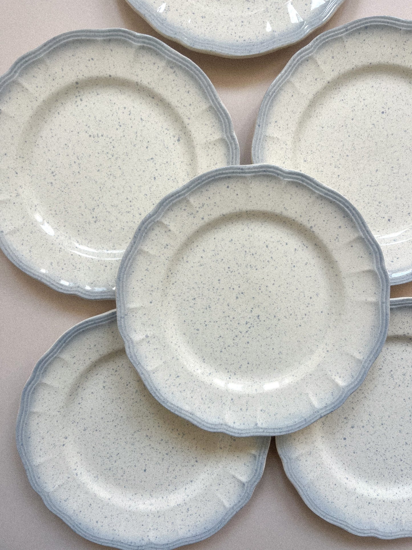 Assiette tachetée bleue