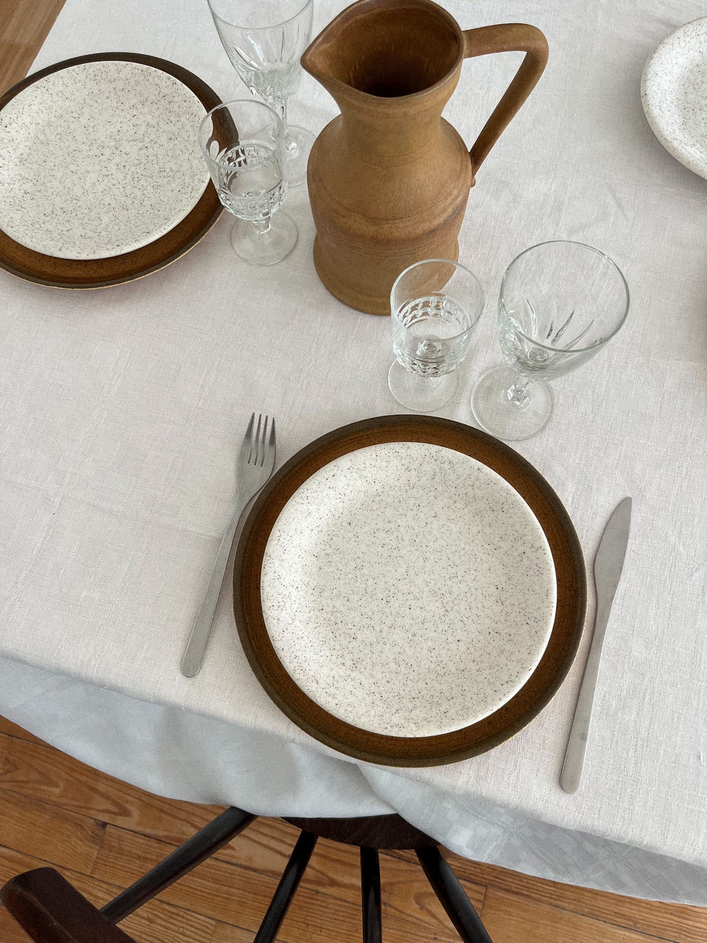 Assiette blanche mouchetée