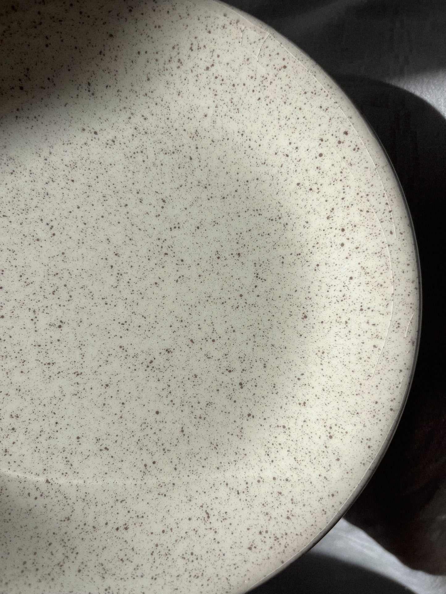 Assiette blanche mouchetée