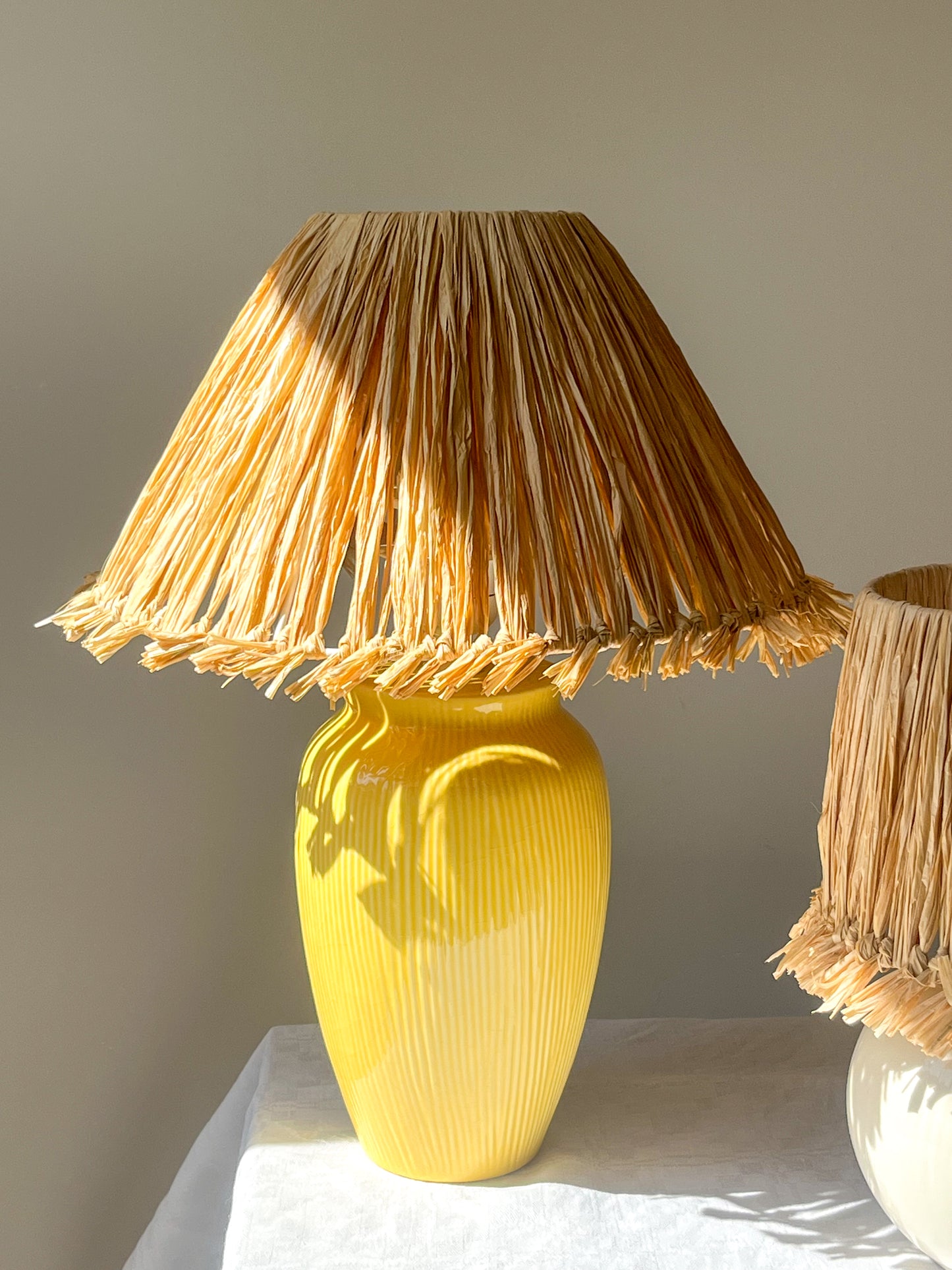 Lampe jaune raphia