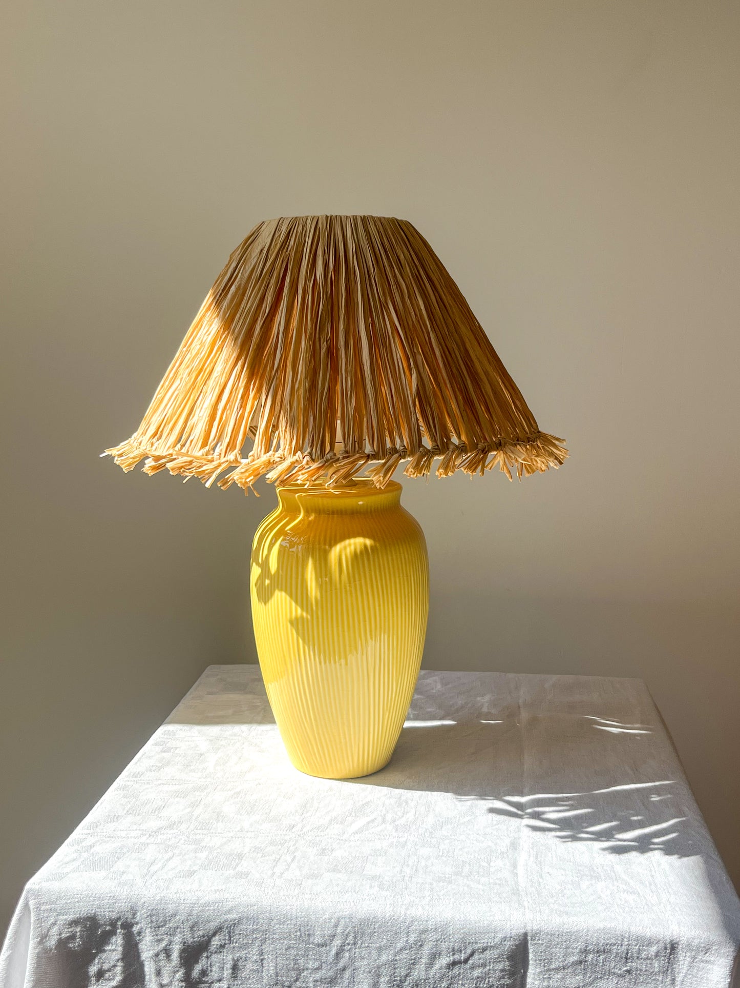 Lampe jaune raphia