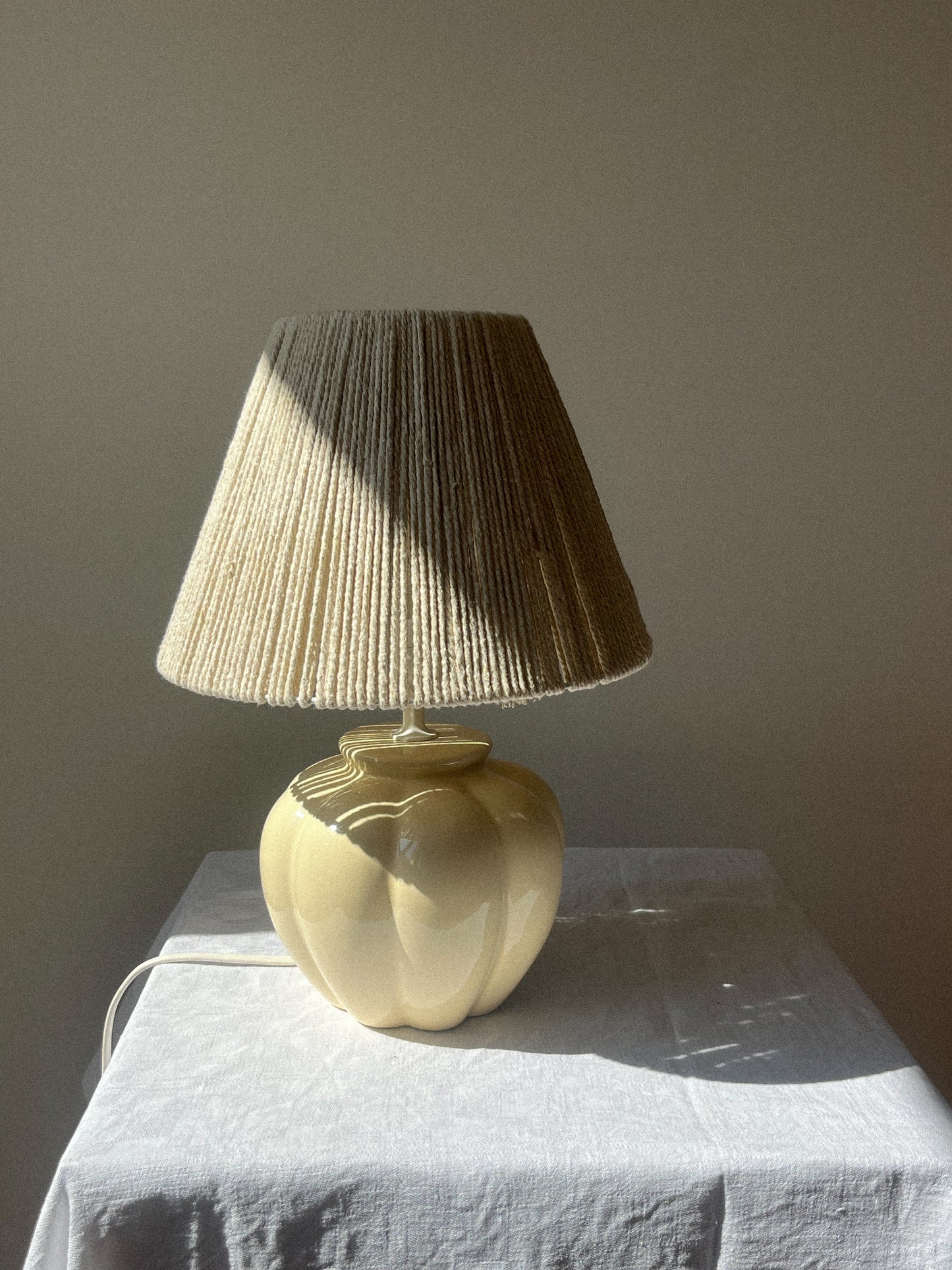 Lampe beige en macramé