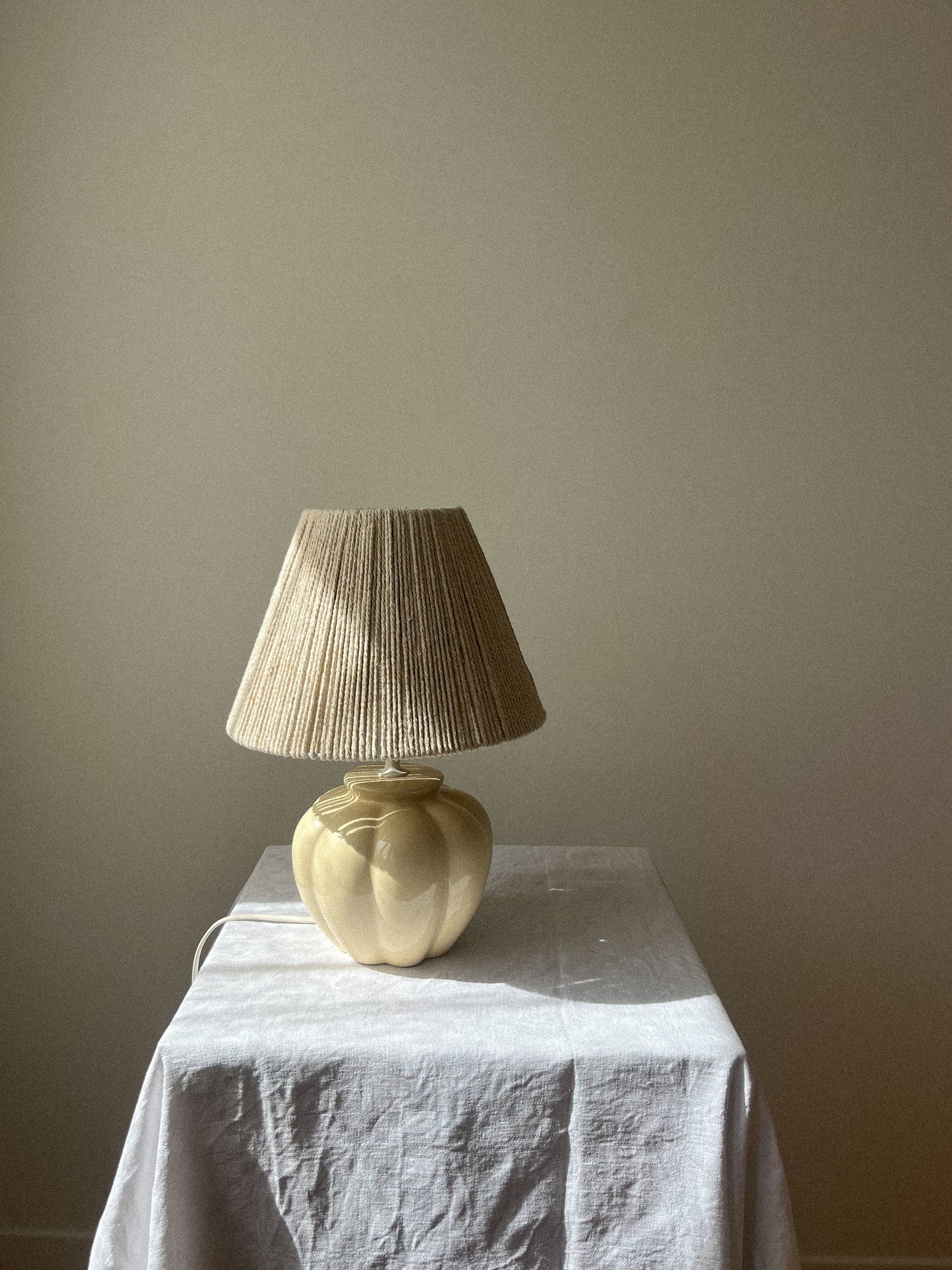 Lampe beige en macramé