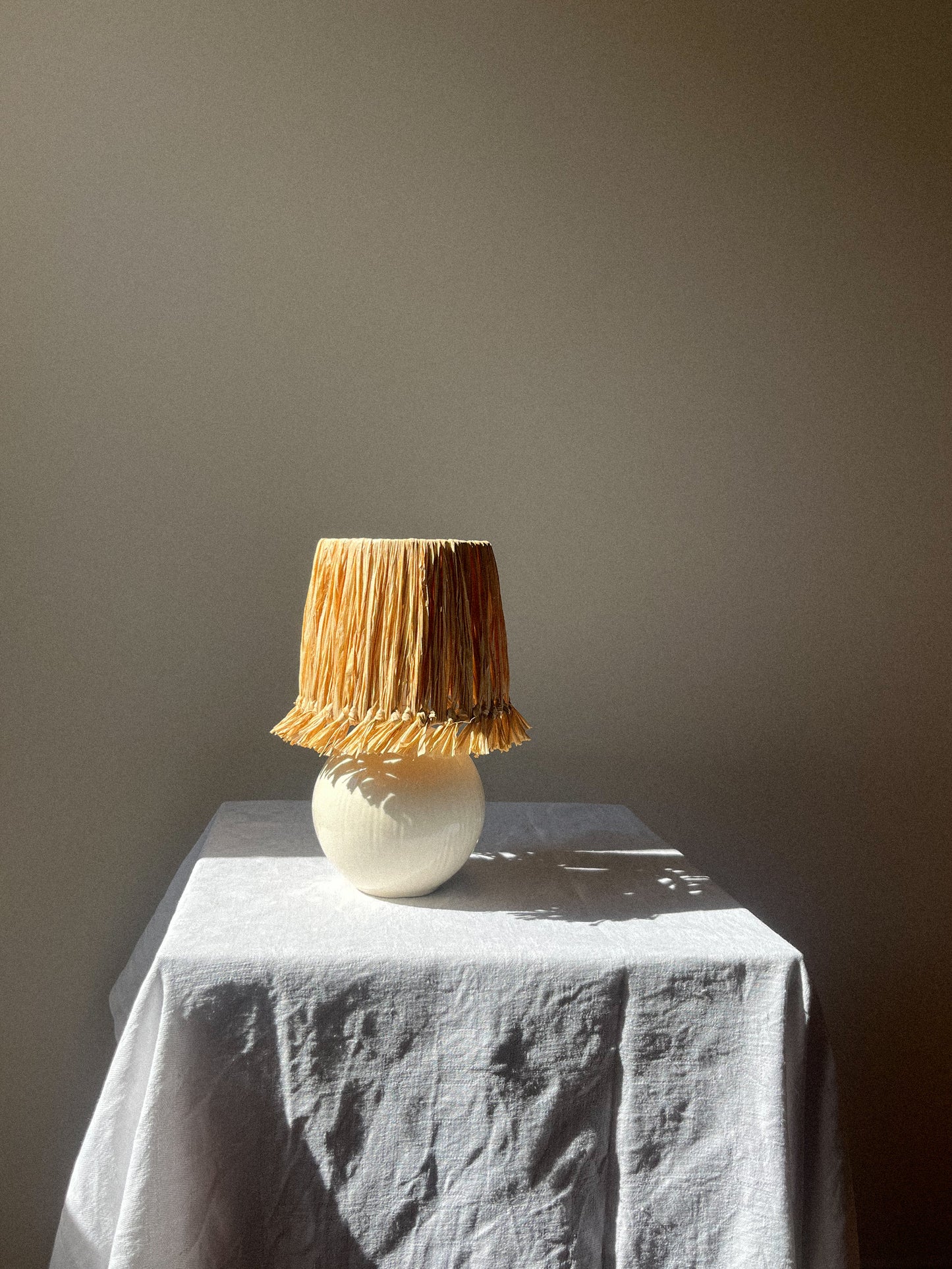 Lampe blanche en raphia