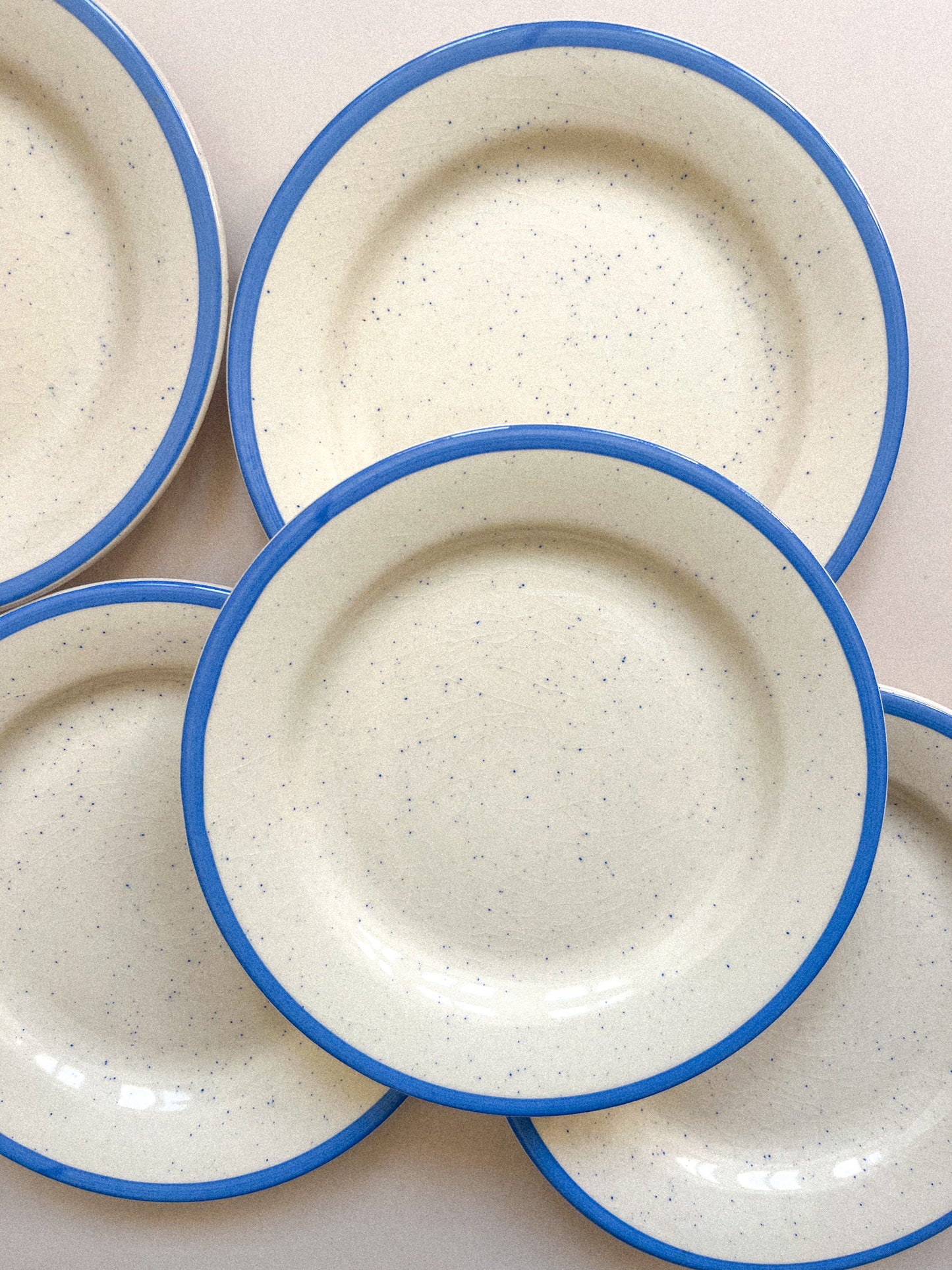 Assiette tachetée liseré bleu