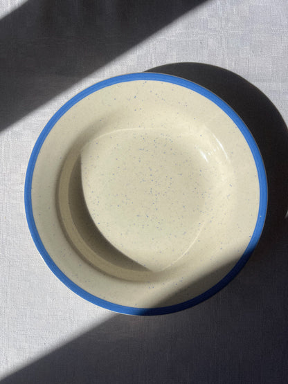 Assiette tachetée liseré bleu - version grande/creuse