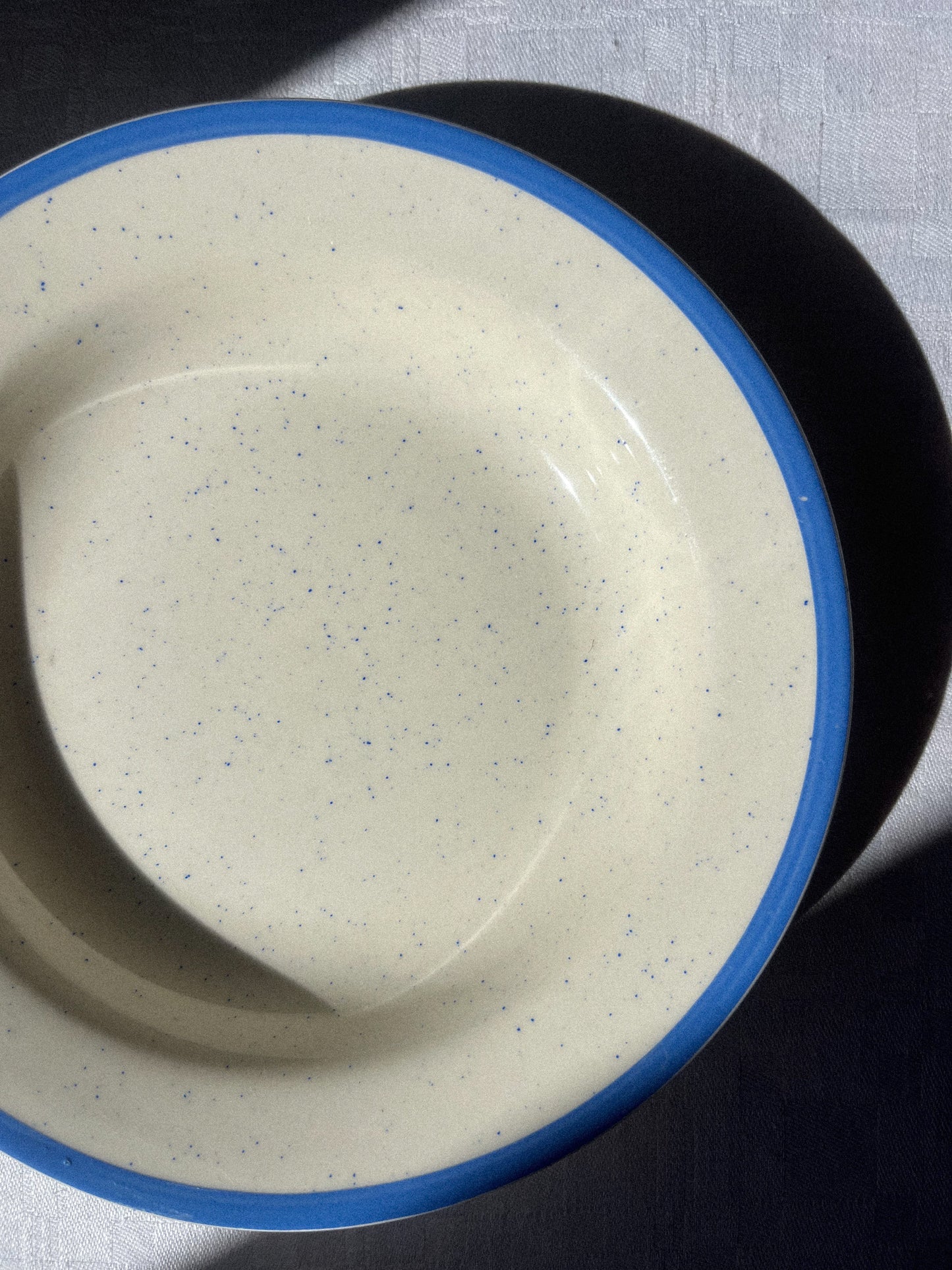 Assiette tachetée liseré bleu - version grande/creuse