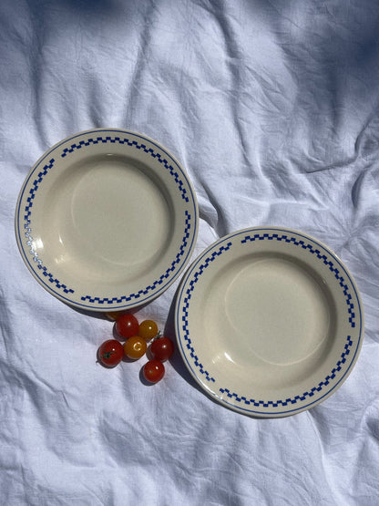 Assiette à carreaux