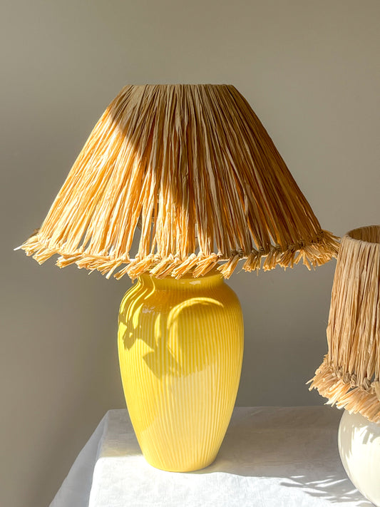 Lampe jaune raphia