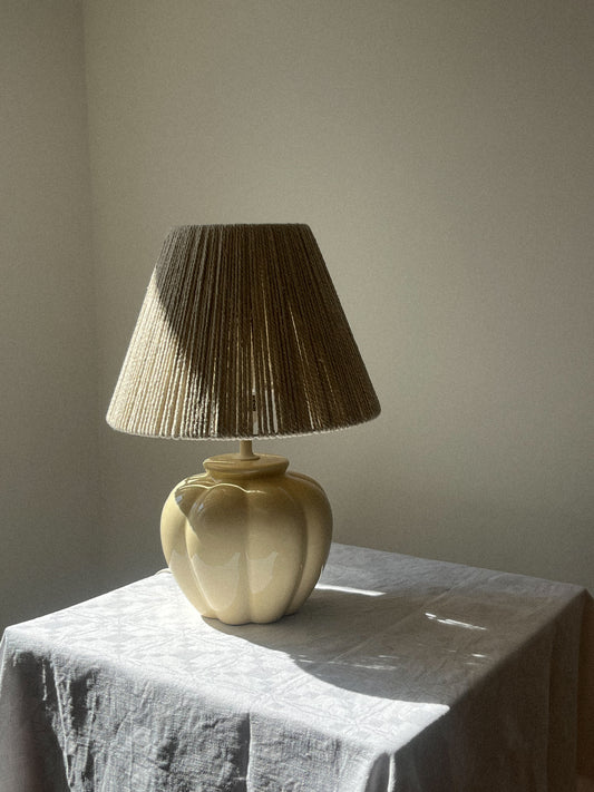 Lampe beige en macramé