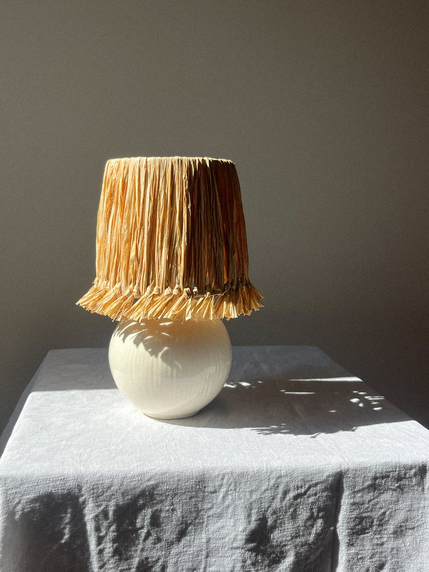 Lampe blanche en raphia