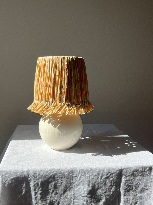 Lampe blanche en raphia